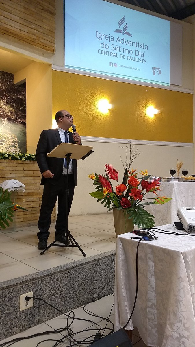 Mario8Santos's tweet photo. Ontem tivemos a santa ceia em nossa igreja. Visando o cuidado com a prevenção ao contágio com COVID- 19, nosso pastor @NetoPedrobsneto teve o cuidado para servirmos o pão e o vinho usando luvas. https://t.co/TfMyHiVm7D