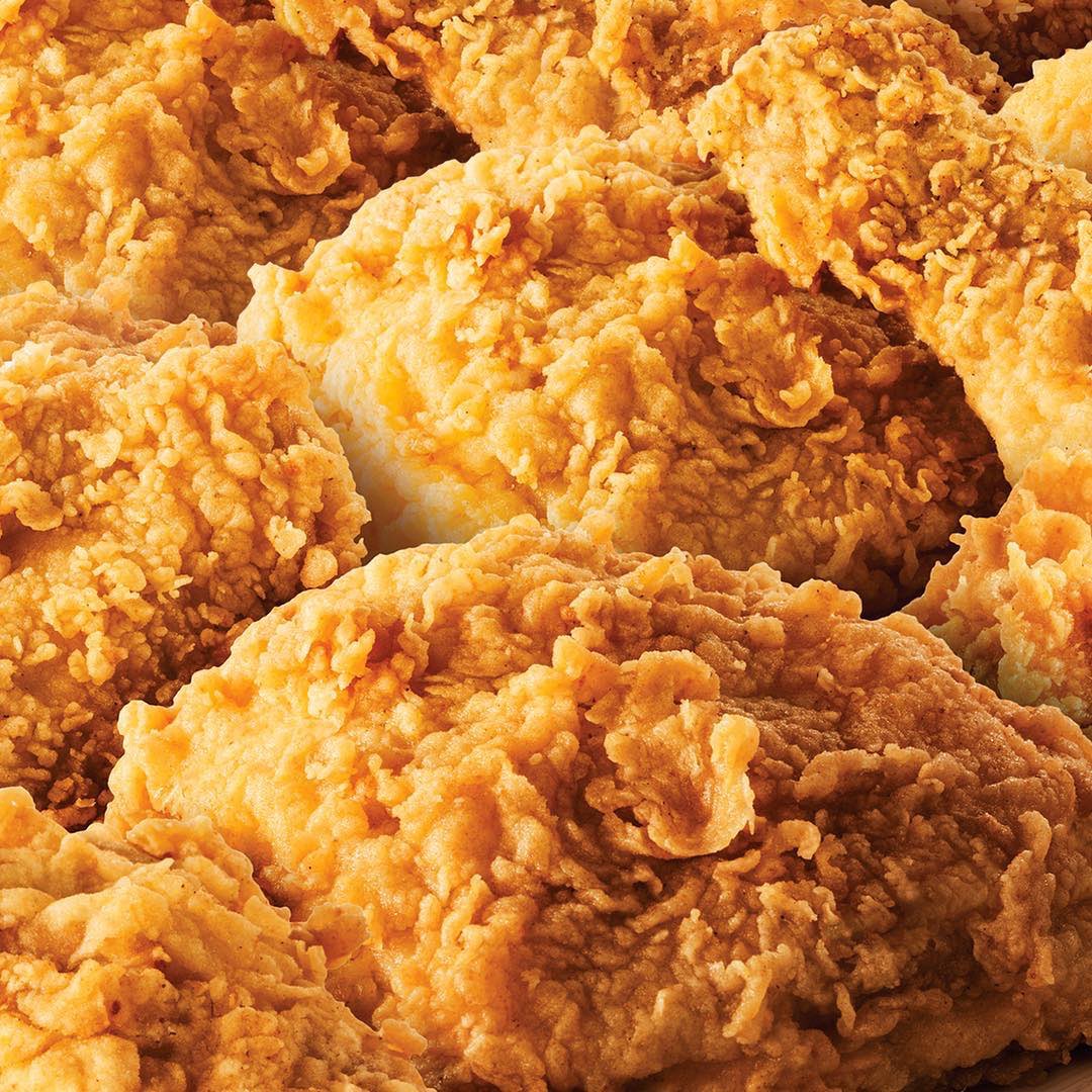 KFCRepDom's tweet photo. ¿Se te antojó? 😌 Pues ven a #KFCRepDom o pídelo por #KFCDelivery al 809-508-0000 en Santo Domingo y Zona Este, y al 809-226-0000 en Santiago y disfruta nuestra calidad en #PolloFresco así de cerca como esta foto. #ParaChuparseLosDedos #RicuraKFC #PolloCrispy https://t.co/WhThbw3DIh