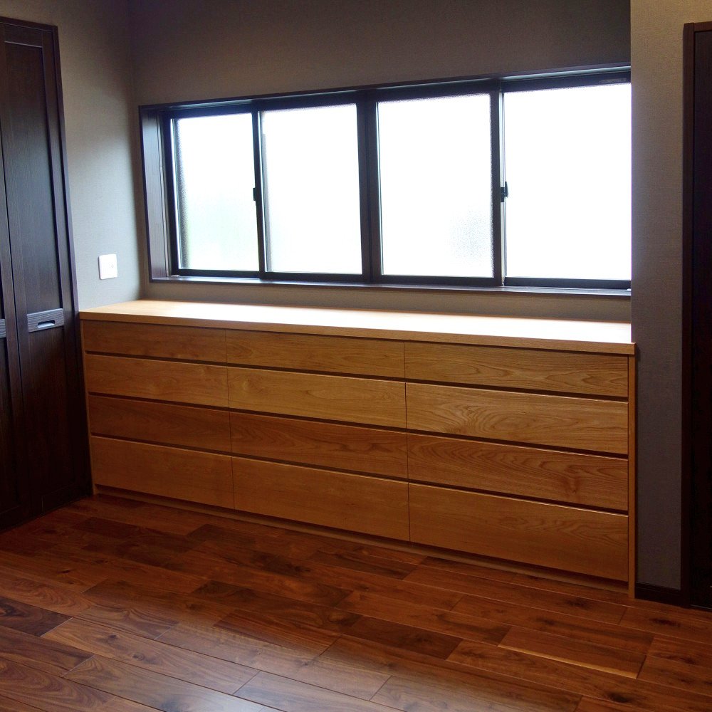 家具工房ひょうたん蔵 V Twitter リフォーム中の主寝室に取付けした横に長 いチェストです シンプルで部屋に馴染むチェストになりました 素材 ナラ 仕上 オイルフィニッシュ サイズ 2600 W 495 D 950 H 家具工房 無垢家具 木工 オーダー家具 特注家具