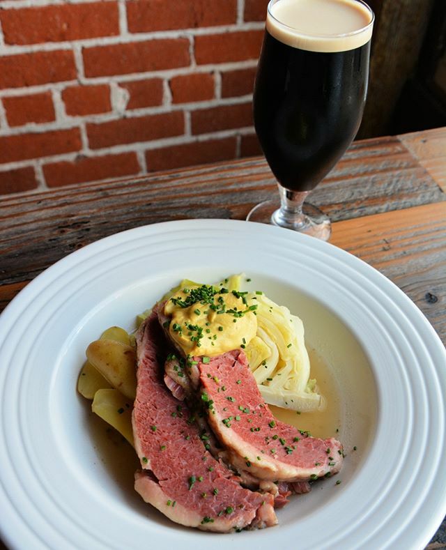 Chef Santana’s “10-day house brined” Corned Beef is amazingly juicy, gorgeous and replete with rich flavor, and it just so happens to be dreamy with our Nitro Oat Stout!  Get it before it’s gone!⁠
⁠
#cornedbeefandcabbage #stpatricksday #stpatricksday… ift.tt/2QdVEX9