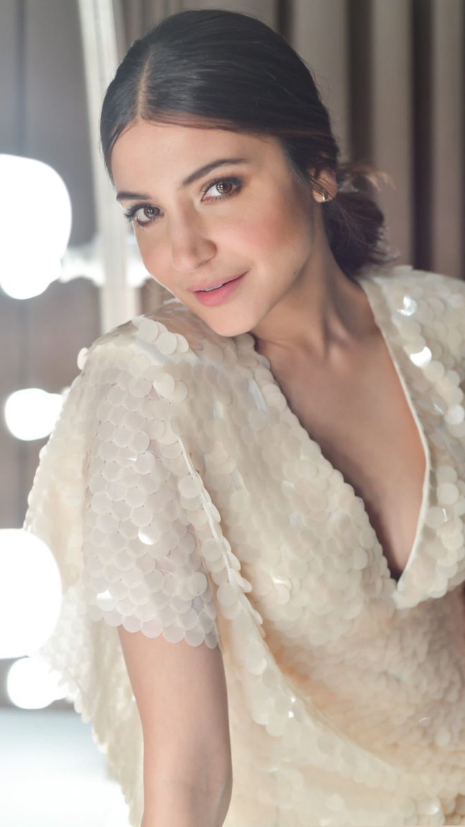 The love I have for this look is surreal, I totally loved this. Anushka Sharma looked so fairy-ish and delicate. I wanted more pictures in this outfits. So let’s wait for the video.