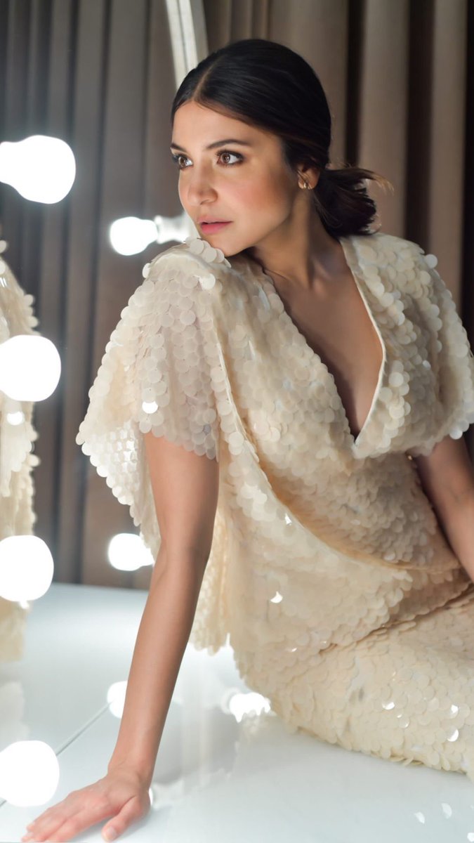 The love I have for this look is surreal, I totally loved this. Anushka Sharma looked so fairy-ish and delicate. I wanted more pictures in this outfits. So let’s wait for the video.