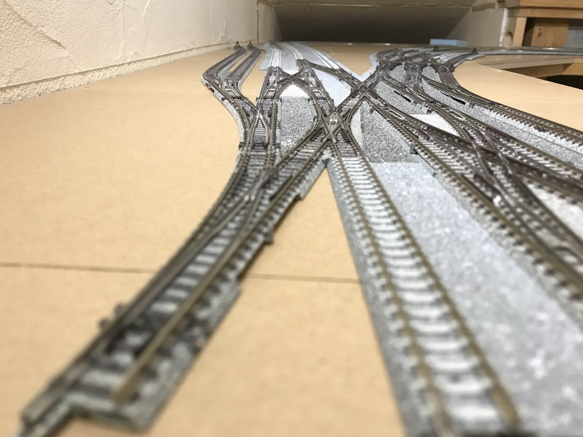 いすばすでんてつ A Twitter 大和西大寺の車庫側分岐付近のボート3枚を100均材料で作りました 3つに分割できるほか それぞれのネジ天板も分割できるからポイントの配線やメンテのときに便利かも 川や道路掘り込むとこに梁入れちゃたからやり直し Loft周回