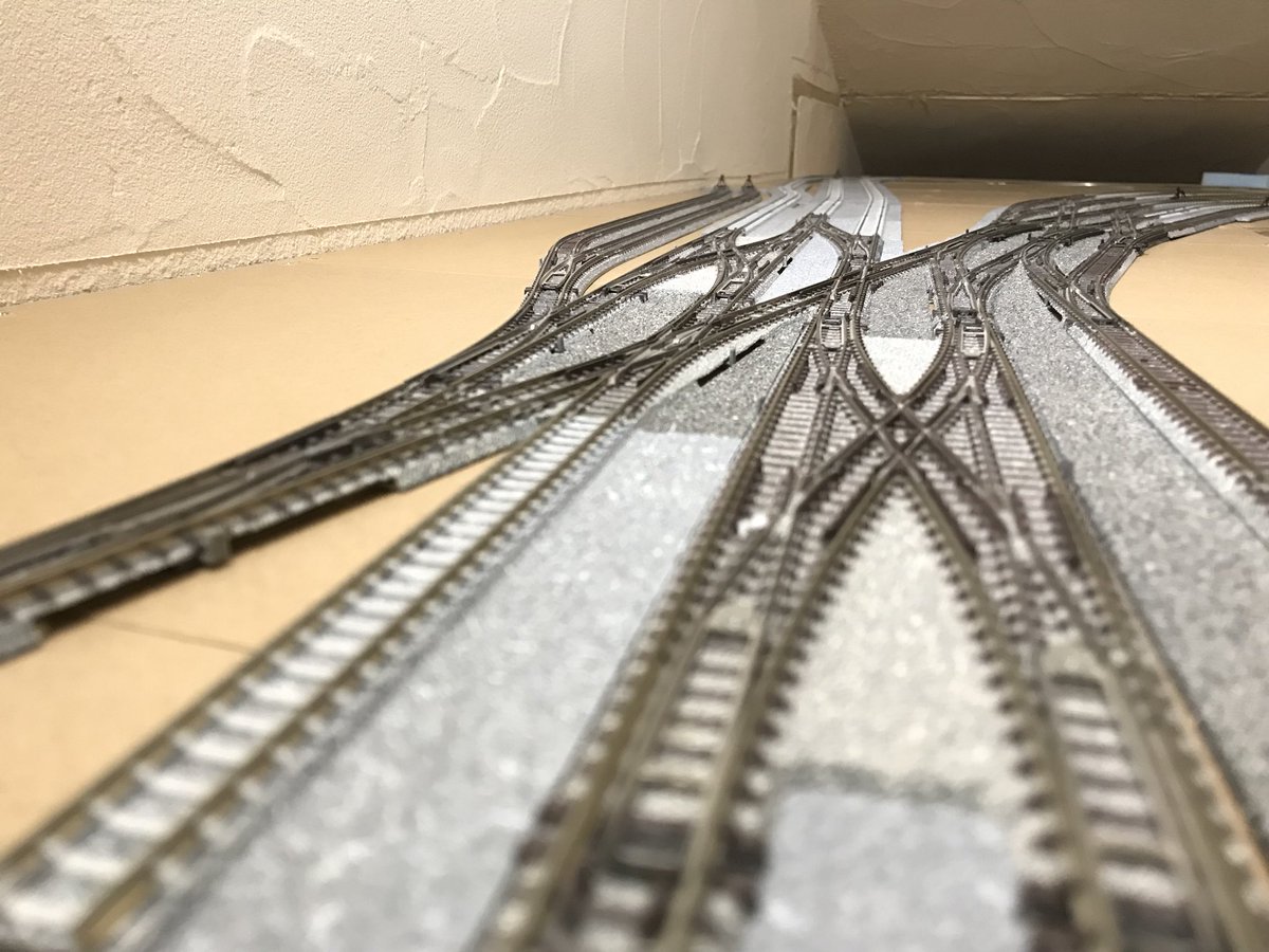 いすばすでんてつ A Twitter 大和西大寺の車庫側分岐付近のボート3枚を100均材料で作りました 3つに分割できるほか それぞれのネジ天板も分割できるからポイントの配線やメンテのときに便利かも 川や道路掘り込むとこに梁入れちゃたからやり直し Loft周回