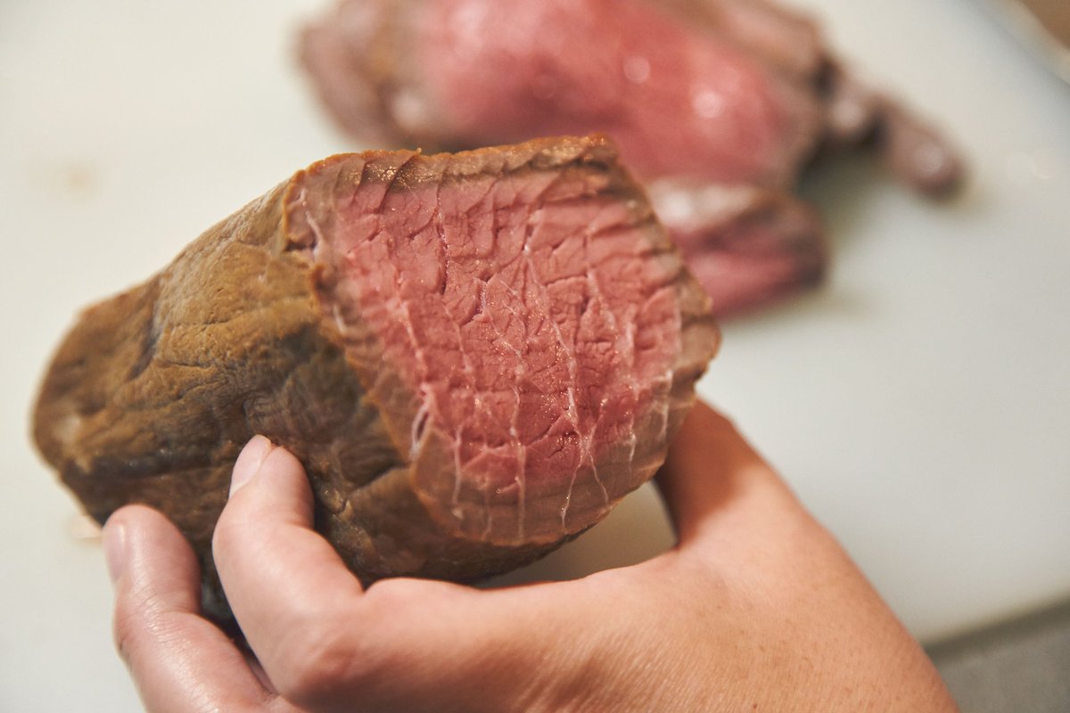今井真実 牛肉の燻製 オリーブご飯 牡蠣のコンフィと味噌味鰹節のサラダ ブロッコリーフライ 卵タルタル 牛蒡と里芋と新玉葱のポタージュ 八百幸さんで3割引牛ももを塩漬けしていたので 燻製 オリーブご飯は洋風のお惣菜を受け止めてくれます