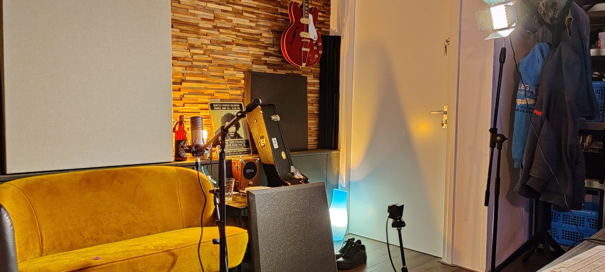 Druk met de voorbereidingen voor de live stream van morgenavond! Vanaf 20.30 op Twitter/Facebook/YouTube. Een virtueel kaartje kopen kan nog steeds via bunq.me/quarantaineses…

<a href="/NPORadio2/">NPO Radio 2</a> <a href="/NPORadio1/">NPO Radio 1</a> <a href="/NU_Muziek/">NU.nl Muziek</a> <a href="/NUnl/">NU.nl</a> <a href="/marijkeroskam/">Marijke Roskam</a> <a href="/muziekcafe_/">AVROTROS Muziekcafé</a>
