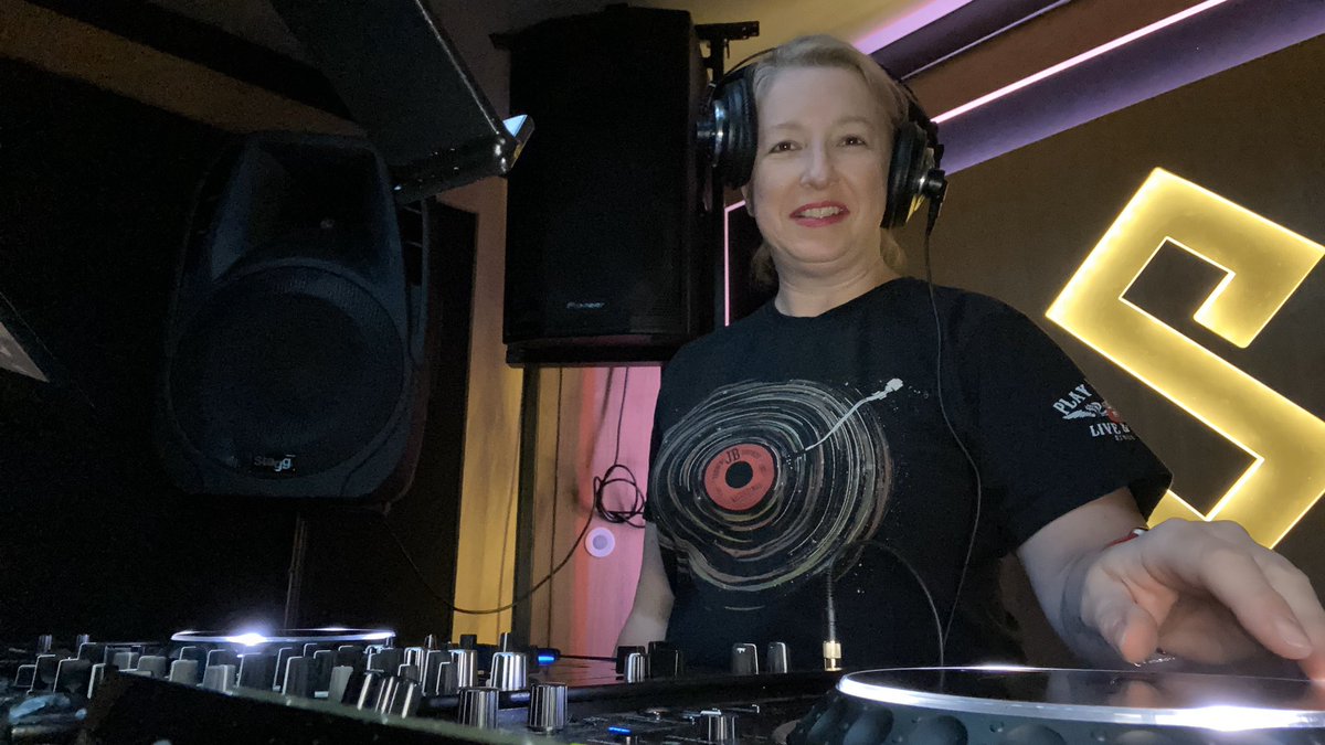 soozworld's tweet image. Had my second lesson thanks to the epic @ExposureDnB today 🎶🙌🏼 getting the hang of it now 🎧 #beatmatch #fade #cue