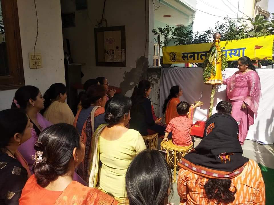 🚩 हमारा नववर्ष- चैत्र शुक्ल प्रतिपदा 🚩
हिन्दू जनजगृति समिति द्वारा नववर्ष (संवत्सरारम्भ)
फरीदाबाद के सैनिक कालोनी में  नव वर्ष (गुड़ी पड़वा) किस प्रकार मनाएं । ब्रम्ह ध्वज लगाने के लाभ व प्रत्यक्ष कृति कैसे करे , इन विषयों पर मार्गदर्शन किया गया। 
<a href="/HinduJagrutiOrg/">HinduJagrutiOrg</a>