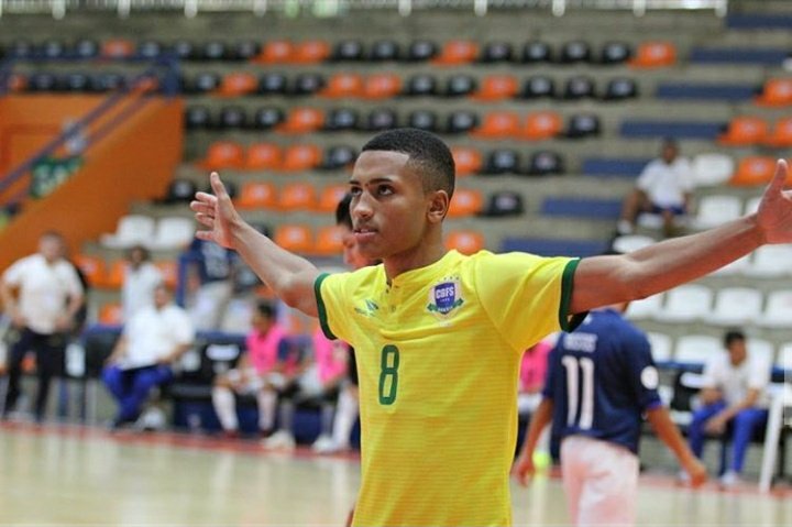 Guille263's tweet photo. #Internacional | Mathues jugador de @SCCPFutsal y de enorme participación en Copa Libertadores 2019; y @leonardoc_98 de excelente presente en @MagnusFutsal y selección brasileña, nominados como mejores figuras jóvenes de la última temporada por la web Futsal Planet. 👏👏🇧🇷 https://t.co/q75WhCqLOQ