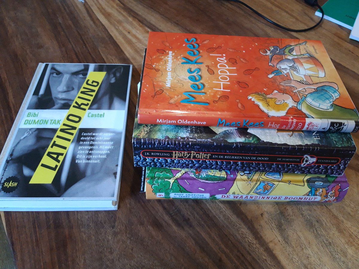 Weekend-leesvoer. Eindelijk kans om Latino King te lezen. Bijna uit. De rest is voor de jongens... of toch niet ❤ #ikleesthuis