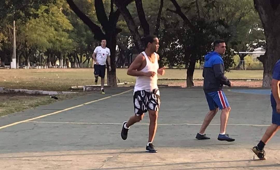 ActuFoot_'s tweet photo. Ronaldinho a été sacré champion du tournoi de Futsal de la prison où il est détenu au Paraguay.

Victoire 11-2 en finale.
Le Brésilien a marqué 5 buts et délivré 6 passes décisives, et a été élu Homme du match. 👏

Son équipe a remporté un cochon de 16 kg ! 🐷 https://t.co/wberKDVXwj