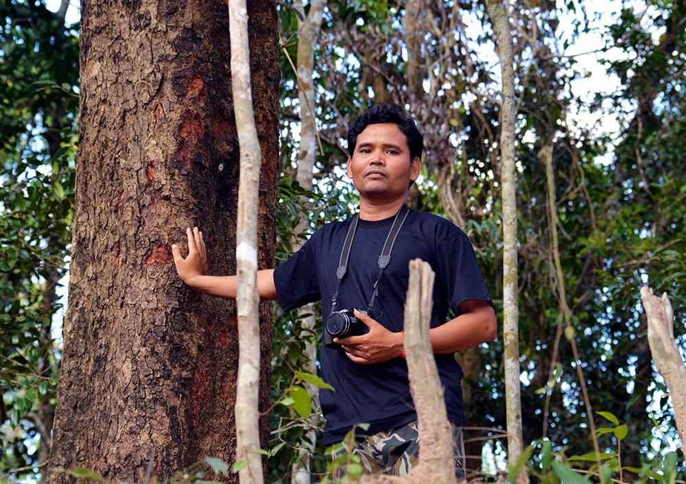 Repression by the @hunsencambodia dictatorship continues. @ouchleng - one of Cambodia's top activists & 2016 @goldmanprize recipient - has been detained alongside 3 others since yesterday morning while investigating forest crimes in #PreyLong. The 4 face possible imprisonment.