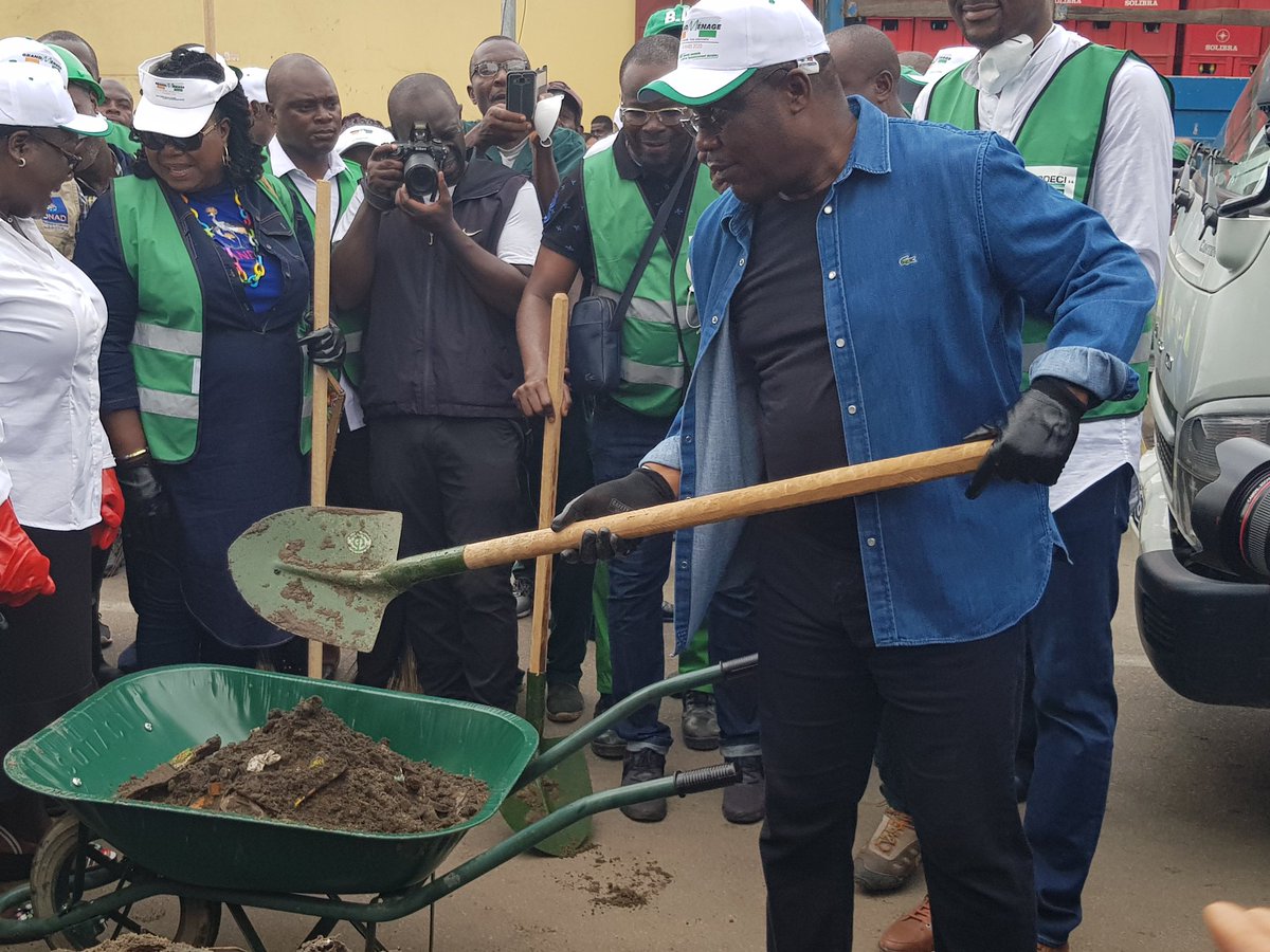 #Sodeciassainissement 
#Entreprisecitoyenne
#Minassgrandmenage 
Le « Grand Ménage » Mme le Ministre Anne OULOTO,M.Ahmadou BAKAYOKO DG de la SODECI en présence des autorités donnent le coup d'envoi.Sortons massivement!
Tous engagés et concernés pour un environnement sain et propre