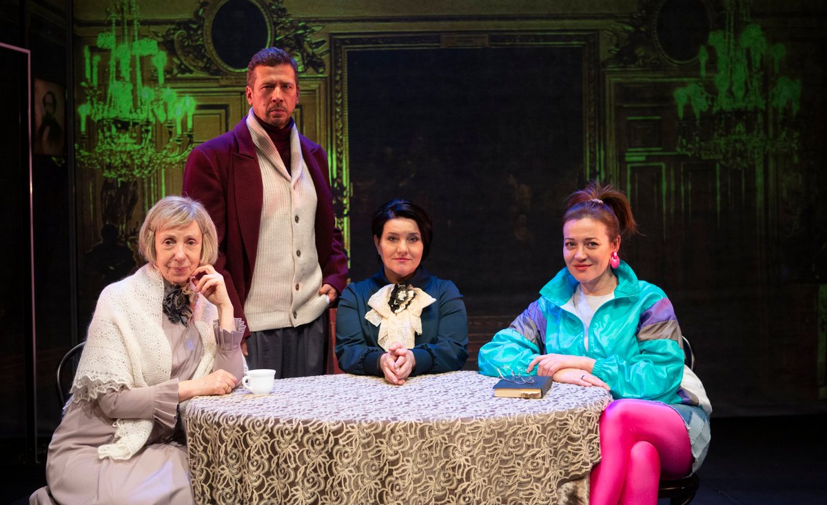 Спектакль «Сказка для взрослых»

16 марта в театре «Русская песня» пройдет спектакль «Сказка для взрослых». Ироничную историю судеб расскажут на сцене заслуженные артисты России Галина Петрова, Инга Оболдина, Юлия Чебакова и Андрей Мерзликин.

Билеты: msk.kassir.ru/teatr/russkaya….