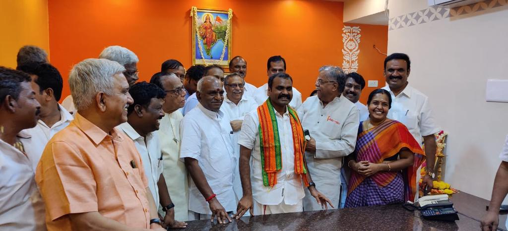 ItYpmi's tweet photo. தமிழக பாஜக தலைவர் 
திரு.எல்.முருகன்  இன்று கமலாலயத்தில் 
பொறுப்பேற்றுக்கொண்டார்.
@BJP4TamilNadu https://t.co/bnjTXlHjax