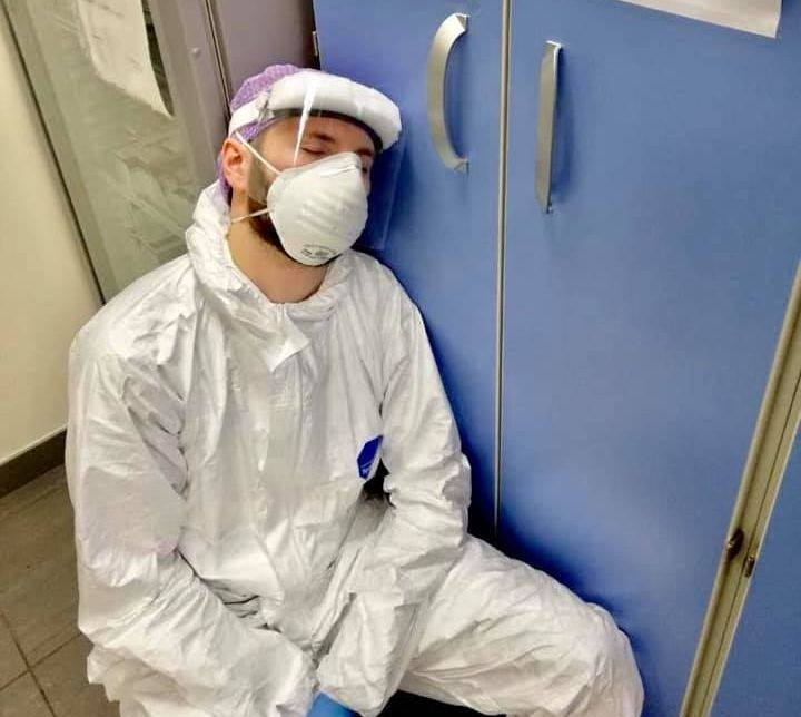Un giovane medico piacentino stremato, a fine turno, si accascia per riposare in attesa di riprendere, in caso di bisogno.

Perché ora i turni non finiscono mai, e anche se a Piacenza i contagi sono rallentati, la situazione resta difficile.

Mi ha fatto una gran tenerezza