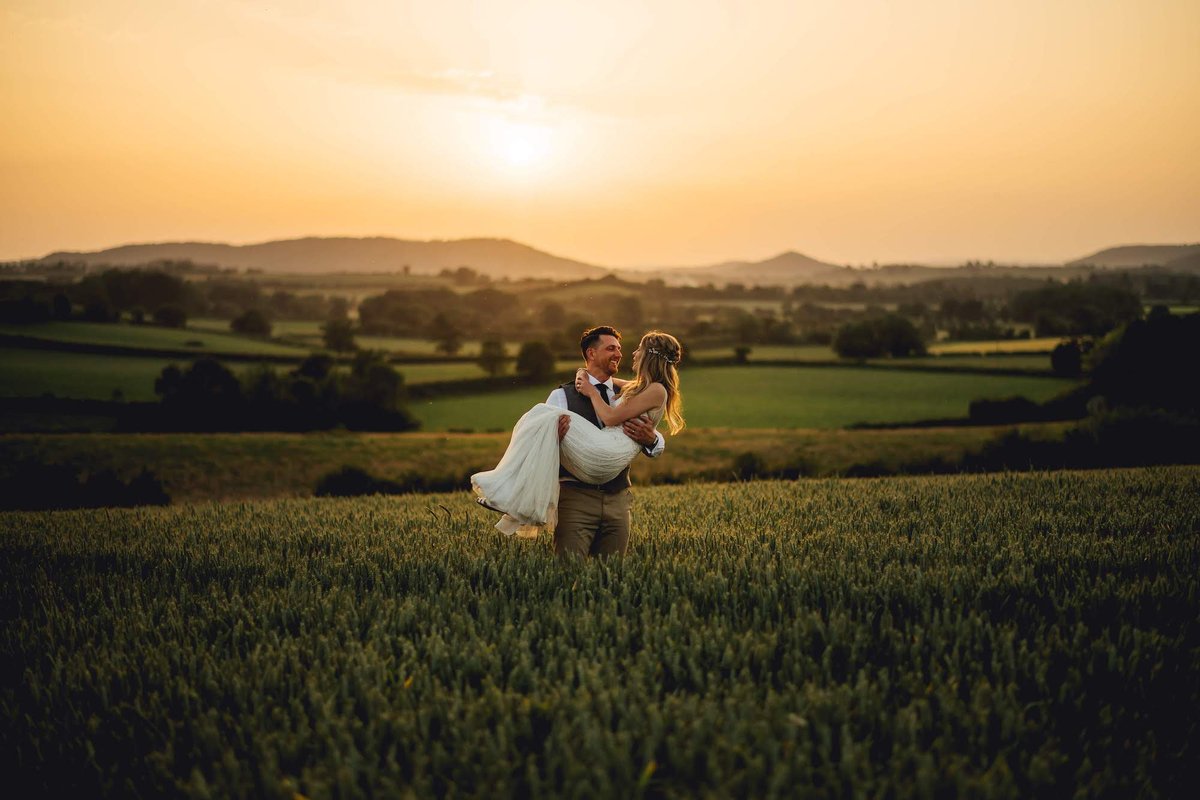 ♥️ Emily &amp; Steve in the cornfields at Lyde Court ⁠
Stunning photography by <a href="/chebirchhayes/">Che Birch-Hayes</a>⁠

soo.nr/zbhG⁠

#wedding #weddinginspiration #weddingday #bride #weddingphotography #weddings #weddinginspo