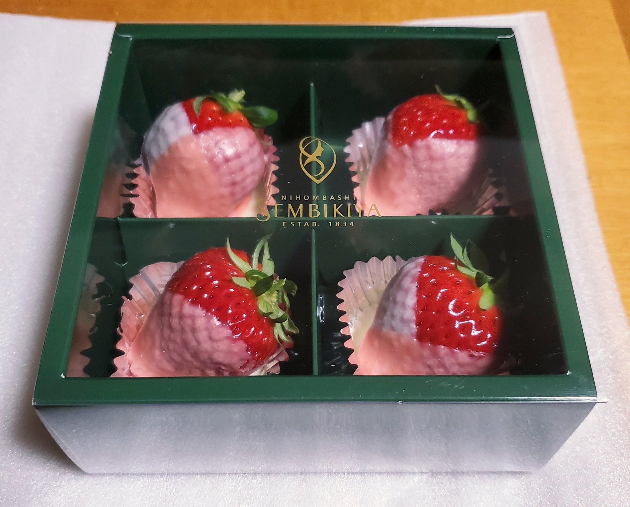 りの 素敵すぎる頂き物 千疋屋のクイーンストロベリーショコラ ホワイトチョコだけでもフルーティーで凄く美味しい 苺 チョコは柔らかくてガナッシュのよう 苺 あんまぁぁぁ 柔らかな果肉がじゅわぁぁっ ホワイトチョコに負けない甘さだと