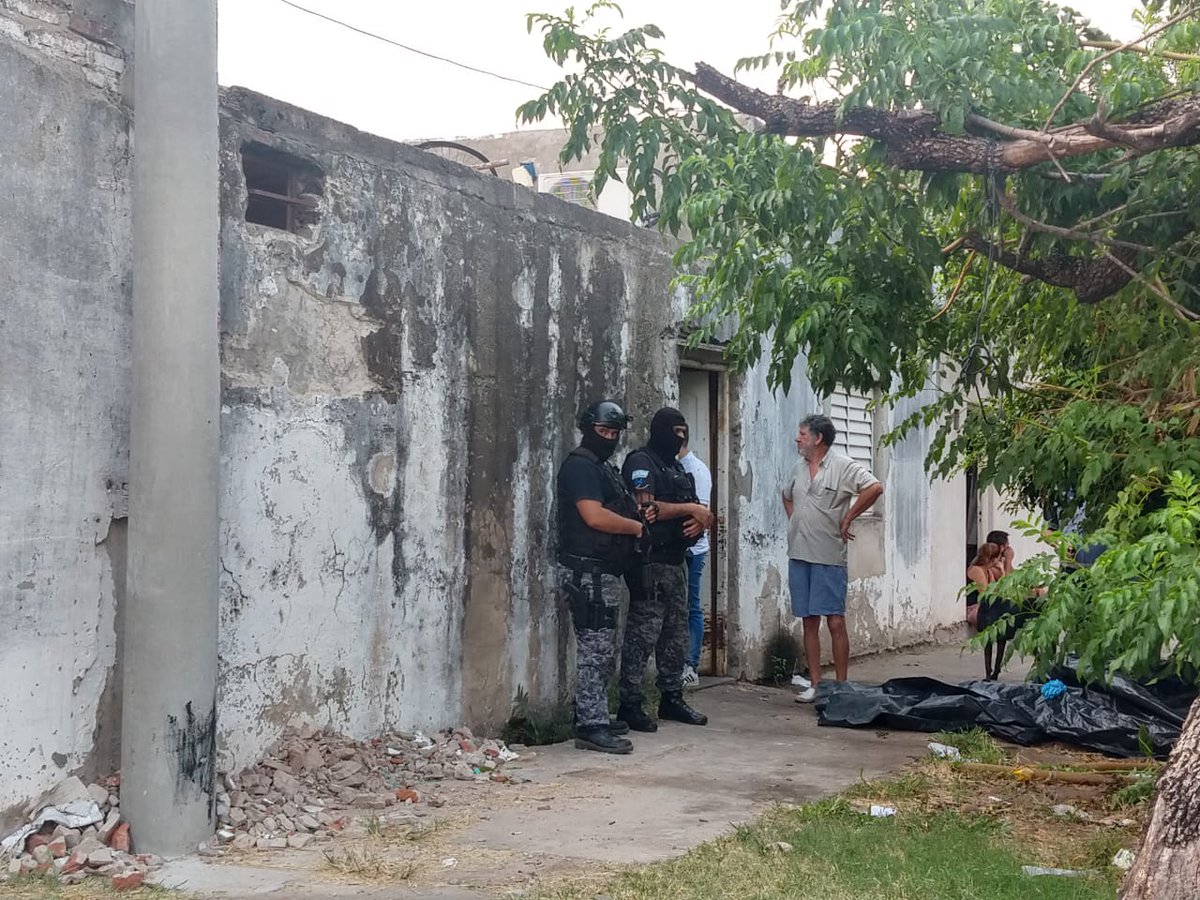 ColoBallesteros's tweet photo. De día municipal, de tarde taxista.... Y de noche ladrón. Detuvieron en allanamiento a un hombre que había robado en Rincón el pasado domingo.
Es empleado municipal y taxista https://t.co/rZS0bdjTOp