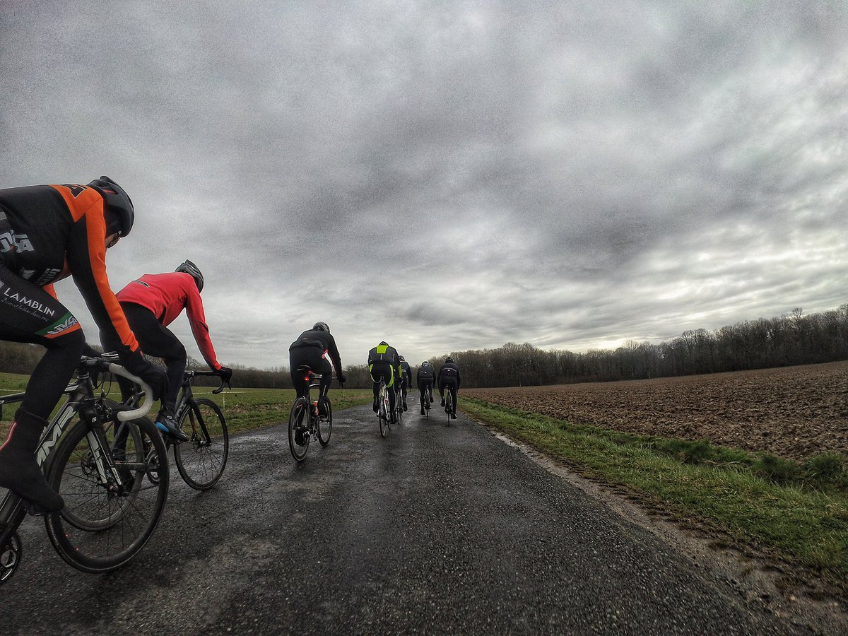 manudesrafa_l's tweet photo. Le Team Rafa’L a borné ce matin sur des routes humides et boueuses
#fakenews #rafalsocks #rafal #sockgame #cyclingsocks #roadbike #socks #instacycling #leteamrafal #castellicycling #castellifrance #garmin #scott #shimano #duraace #maxwheel #2k20 #neverstopcycling #80bornes https://t.co/oMaesDtu2j