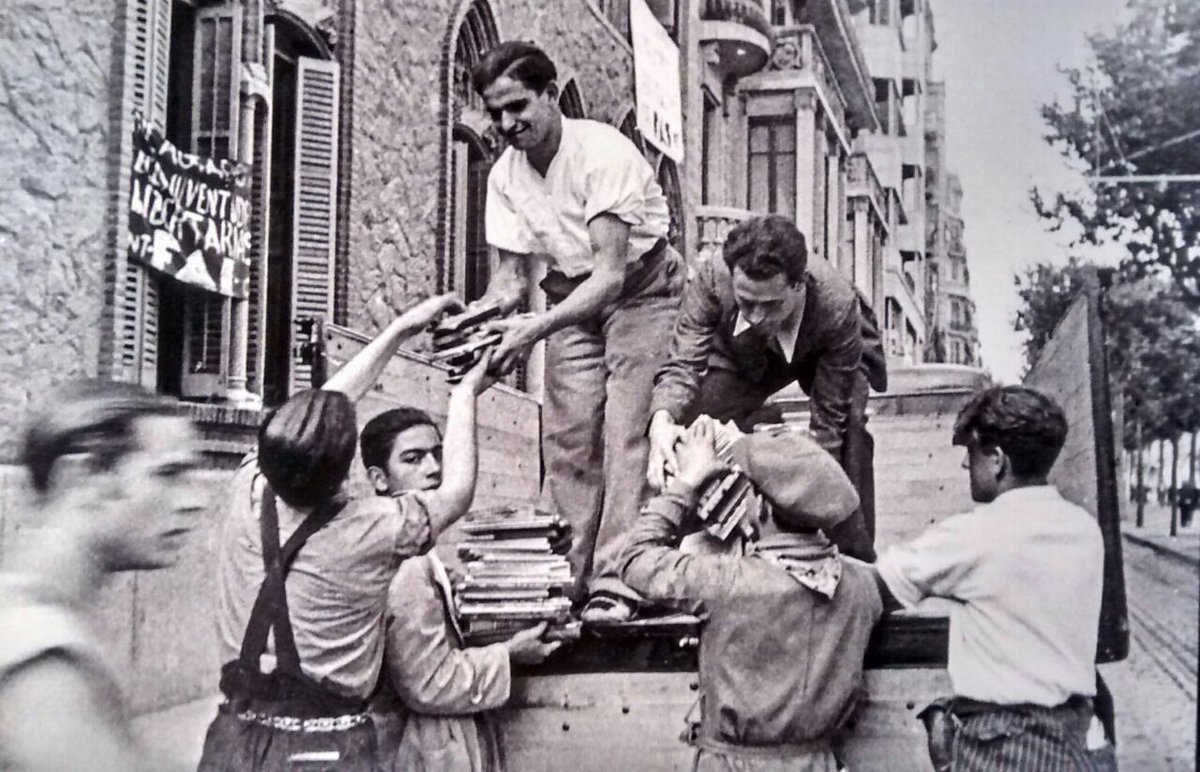 Estos días más que nunca toca poner en práctica el apoyo mutuo y cuidarnos. Si tenéis que quedaros en casa, recuperad fuerzas y recordad que la mayor parte de nuestro catálogo está en libre descarga. viruseditorial.net/es/editorial/n…