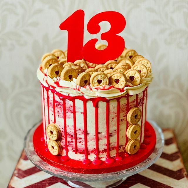 JuliesCakehole's tweet photo. Jammie Dodger cake for my twin great nieces @izzy_xox_33 @mussa_s.xox3  It’s crazy that you’re 13 already!! #jammiedodgers #chocolatedripcake #thirteen #teenagers #twins #cakecakecake #cakelife #cakelove #cakelicious #cakesofinstagram #cakesofinsta #cake… https://t.co/DaxAQJFs2q https://t.co/fIgvv7oWE7
