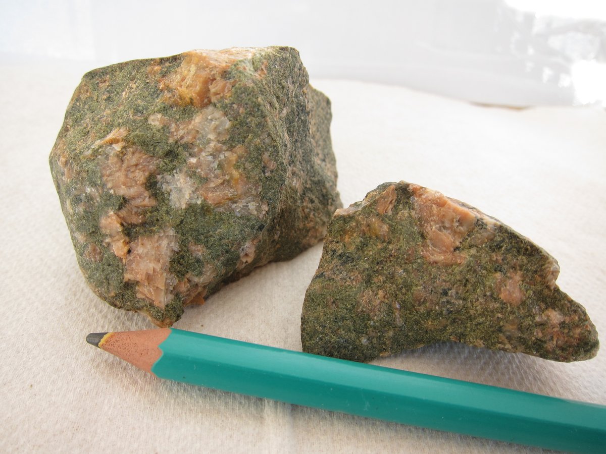  #geology New  #Glacialerratics : unakite.Found in: Sörböle, Umeå (moraine or esker).Probably from: Precambrian bedrock.Notes: unakite has been found in some locations in our region and is not uncommon in glacial material. Epidote can be massive or in veinlets.