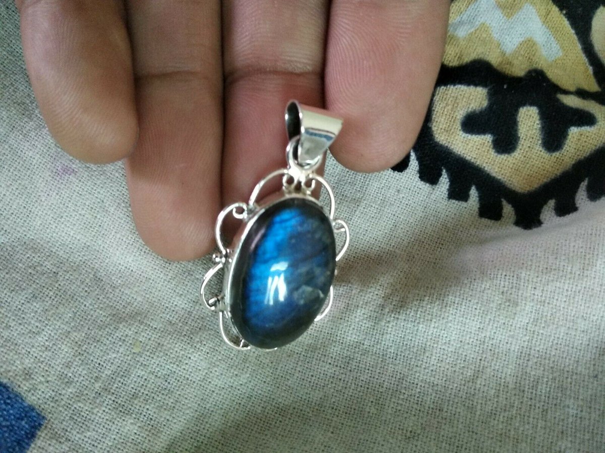 Blue Flashy Labradorite Pendant 
ebay.com/itm/3726420932…

#LabradoritePendant #925SilverPendant #UniqueJewelry #VintageStyle #BlueFire
#LabradoritePendant  #LabradoriteSilverPendant  #VintagePendant  #HandmadePendant
#BlueFlashyPendant  #OvalStone  #LabradoriteGemstonePendant