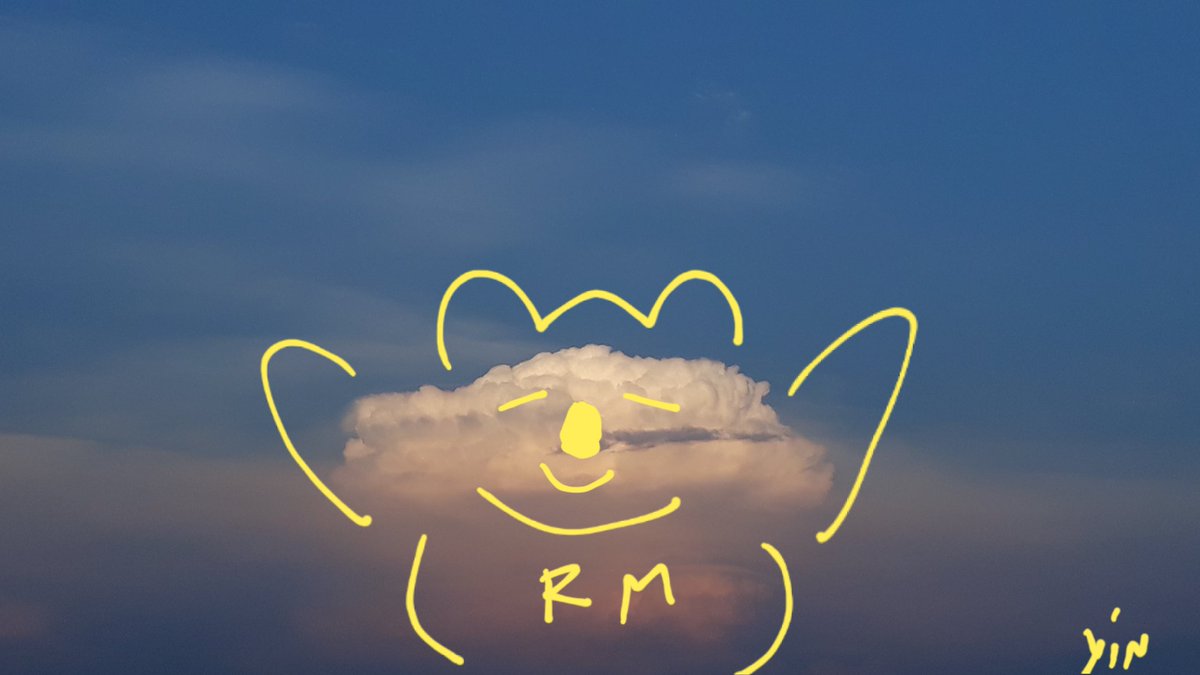 RM_YIN's tweet photo. #RM The sky at my house today is so Very beautiful ~~☁️💛🐨💕🧣✌🤗
@BTS_twt https://t.co/cGeNx9Sbgv