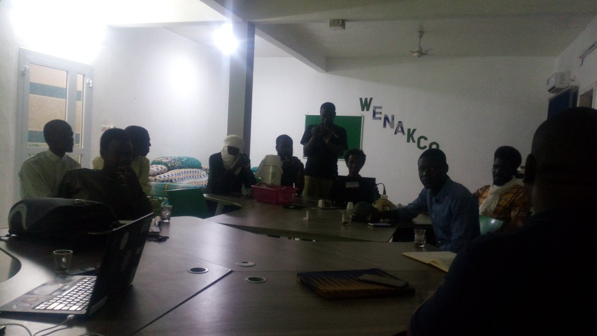 yacoub_td's tweet image. Formation en rédaction d&apos;articles sur le web à @WenakLabs avec @legeekdusud  lors de #CafeBlog