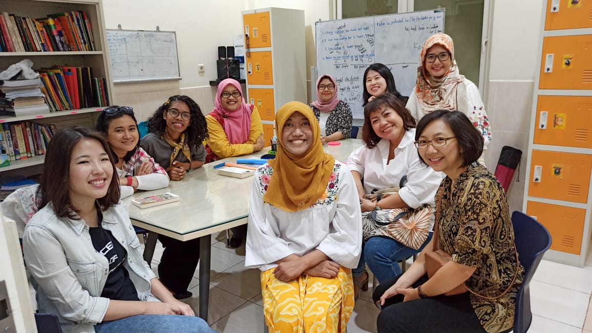 maureenmoz's tweet photo. Bersama para pembicara, pengisi acara, dan penyelenggara #FestivalPerempuanIndonesia Ngobrol2 sama perempuan2 super itu memang menyenangkan. Saya? Pebelajar saja. #FPS1 https://t.co/8OfQily1tB