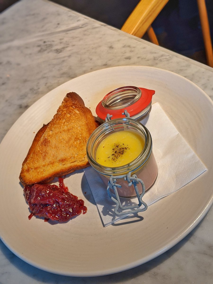 Great Sunday roast with bottomless trimmings and gravy from <a href="/brasserieblanc/">Brasserie Blanc</a> <a href="/BBlancLeeds/">BrasserieBlanc Leeds</a> 

£20 fro two courses and £25 for three! Absolutely delicious!