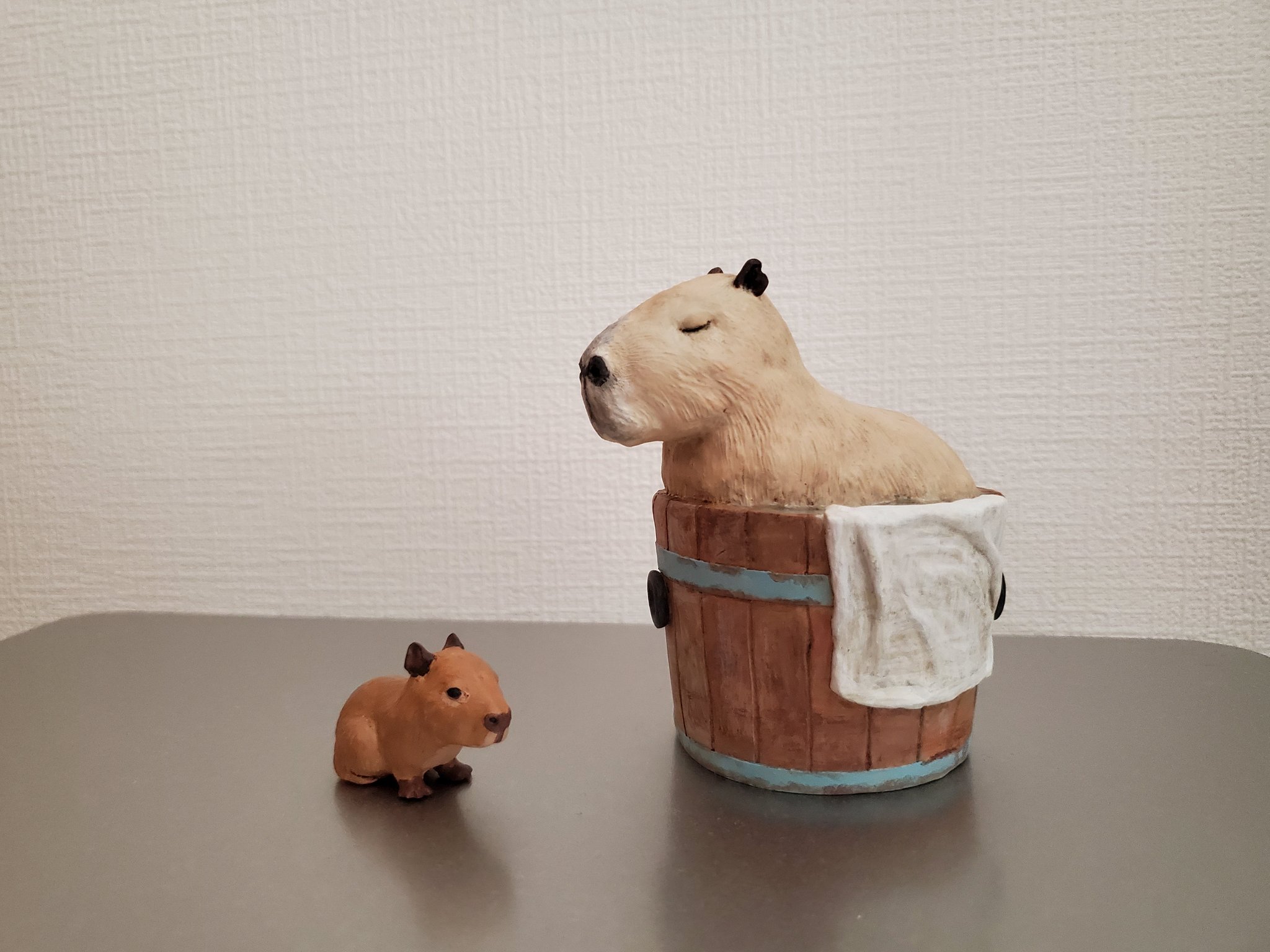 Kapikapi 続いて今年2月にお迎えしたカピバラさんの紹介です 桶ぶろカピバラ カピバラの赤ちゃん 可愛すぎて追加のお迎えです 桶ぶろカピバラさんは本当に気持ち良さそうに浸かってます お湯も入ってるみたいに作られてて素晴らしい作品です