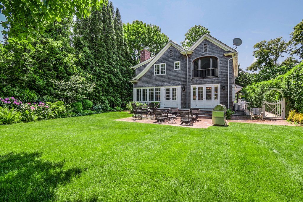 MarthaGundersen's tweet photo. Located in one of the Amagansett Lanes is this gorgeous turnkey home with guest cottage, pool house and pool. Meticulously renovated for modern living while maintaining the charm of the area. Located near the village and multiple ocean beaches. Listed for $4.25M #hamptons https://t.co/GxCQX9MIpU