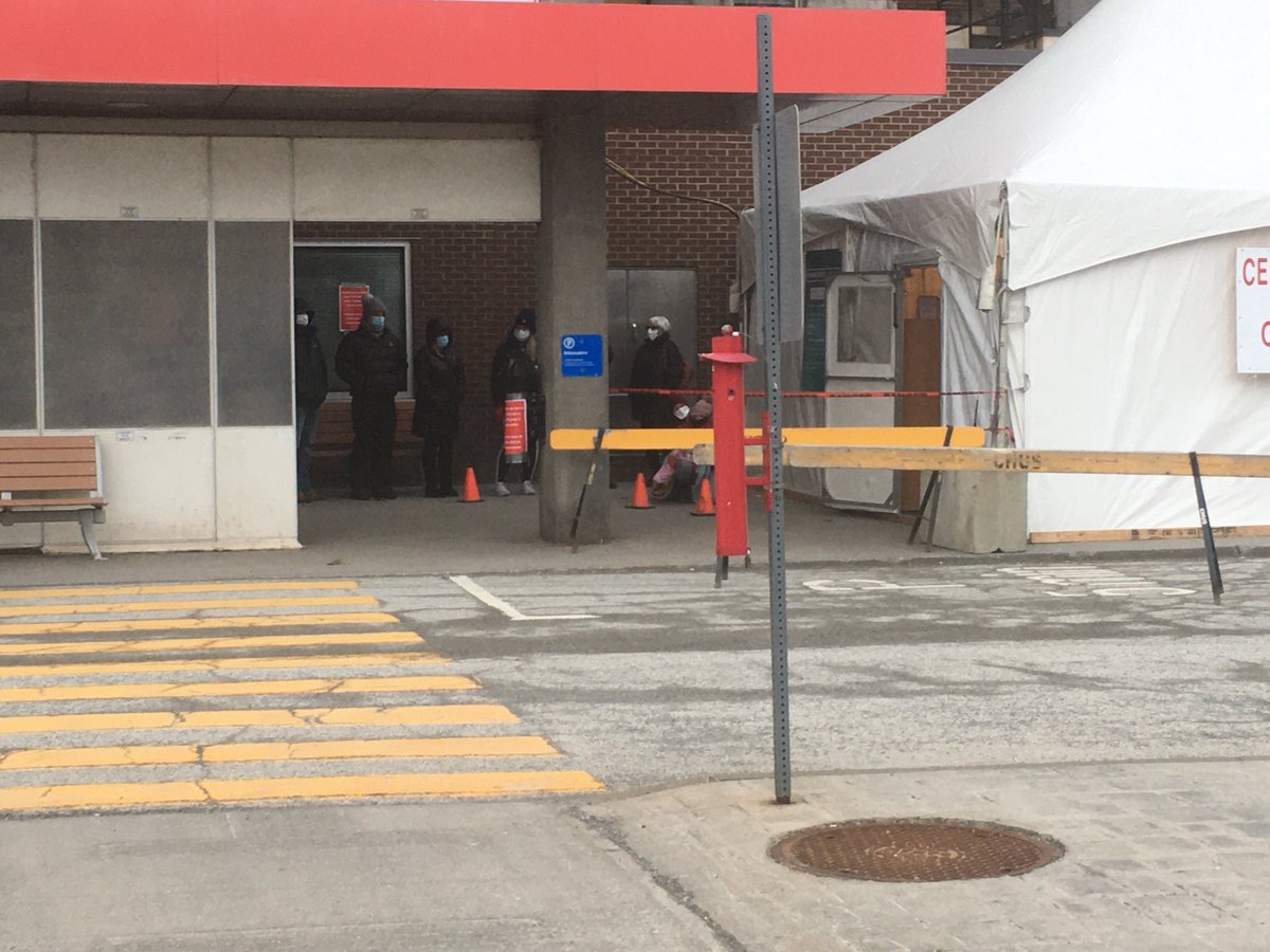 JeanArelRC's tweet photo. Une dizaine de personnes en attente pour le test de dépistage du Covid-19 à l’Hotel-Dieu de Sherbrooke #rces https://t.co/Fetb0DuzNn
