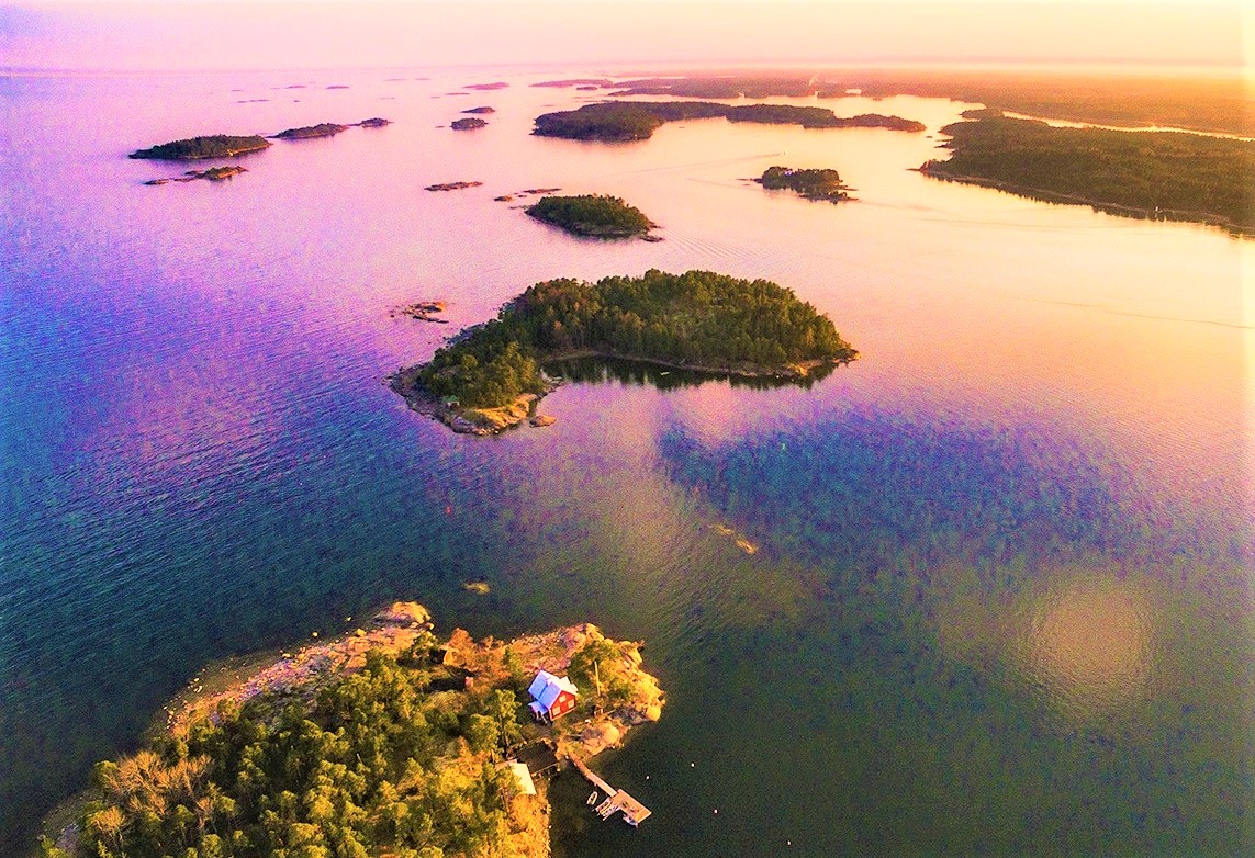 DiscoverFinland's tweet photo. There are four principal archipelagos in Finland; the Kotka archipelago in the Gulf of Finland, the Helsinki archipelago, the Archipelago Sea surrounding Pargas, and the Kvarken archipelago in the Gulf of Bothnia, which is a UNESCO World Heritage site: https://t.co/p3BHVLodg7 https://t.co/sOFGw9UE5l