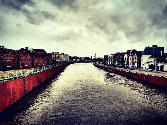 Peeveedh's tweet photo. Kortrijk Fabriekskaai #kortrijk #igkortrijk #igerskortrijk #igers #stadkortrijk #duizendkortrijksestraten #fabriekskaai #lys #streets #streetphotography #architecture https://t.co/DSxfhSEZ5H