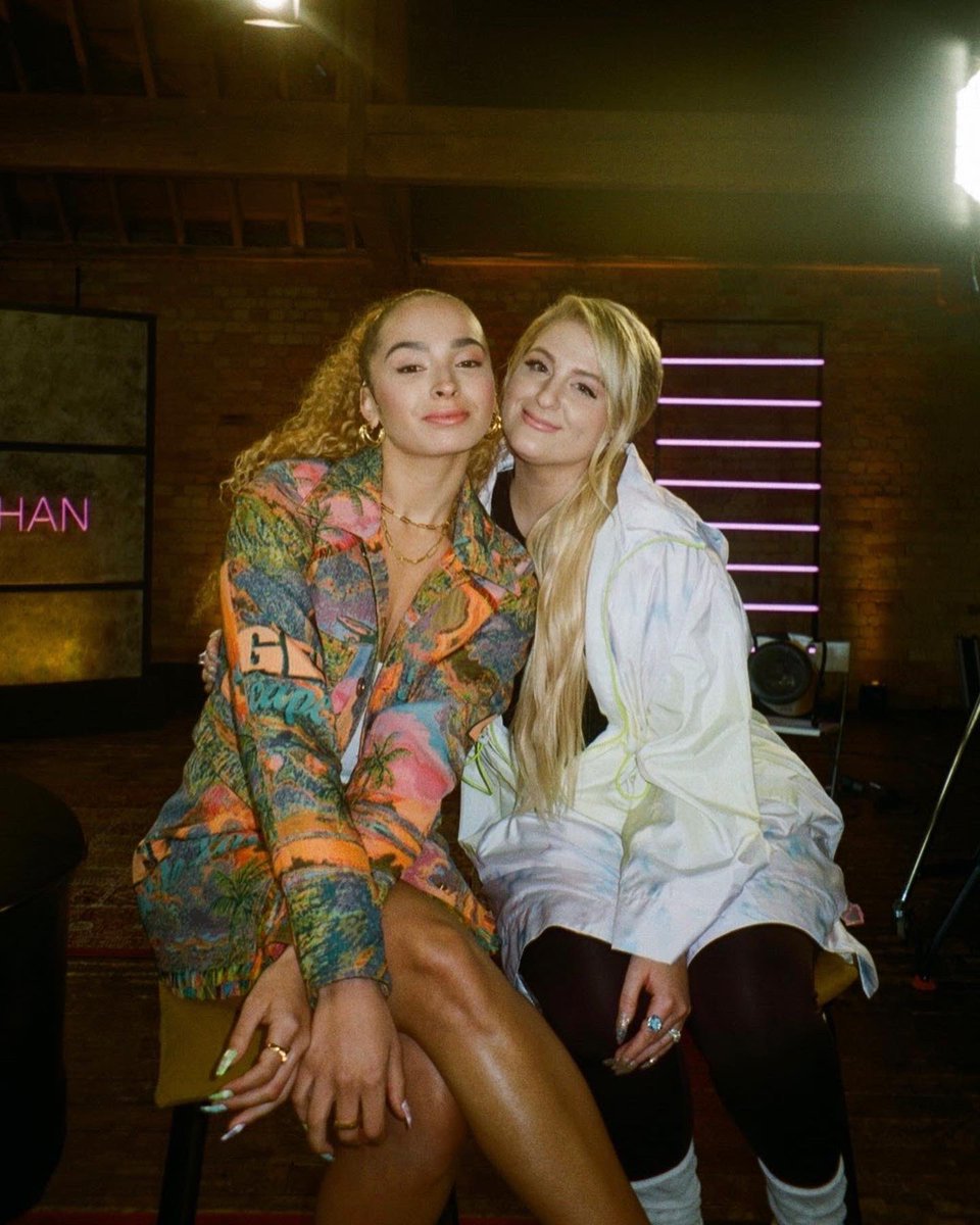 EllaEyre's tweet photo. my giiiiiirl @Meghan_Trainor asked me to help her out w #TEAMTRAINOR on @thevoiceuk and if ur in isolation rn u have no excuse not to catch it from 8.30pm tonight tbh ... https://t.co/KLpDpoqGRn