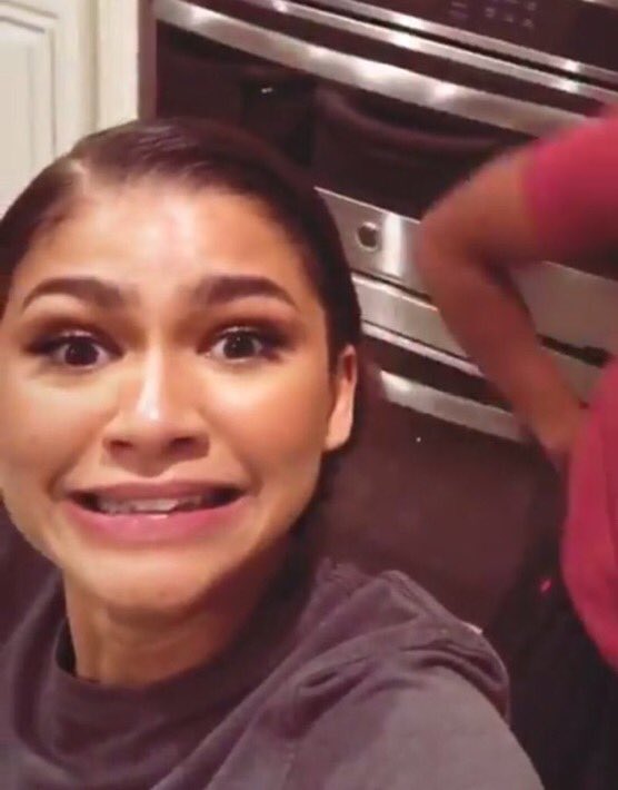 quackzonqueen's tweet photo. literally nobody: 

zendaya: https://t.co/IGv0dwWxsu