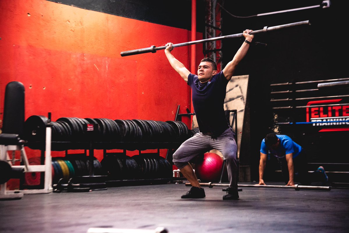Elitetrainingb1's tweet photo. El movimiento de hoy es el “High hang Snatch”. Para adquirir y mejorar la velocidad y el perfomance en el Squat Snatch tenemos que incluir en el entrenamiento movimientos como el Hang squat Snatch, High Hang Snatch y los Snatch Drops.

#CrossFit #Bogota #FelizSabado https://t.co/5gfT7wTv3k