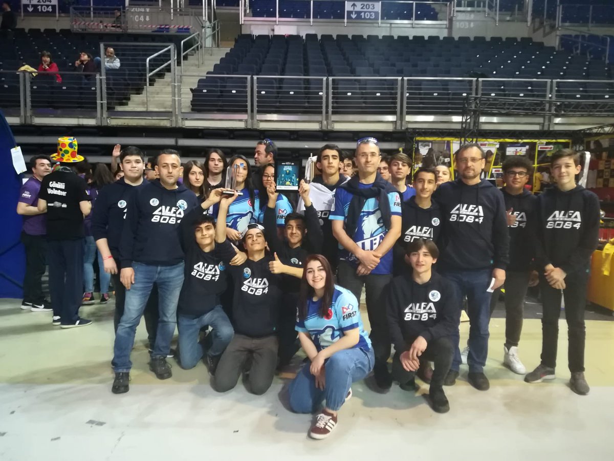 istanbulilmem's tweet photo. Ülker Arena'da yaklaşık 50 lisenin yarıştığı organizasyonda Ümraniye Atatürk Mesleki Teknik Anadolu Lisesi Robot Takımı şampiyon oldu.
@tcmeb @memleventyazici https://t.co/XPjhDyJQdt