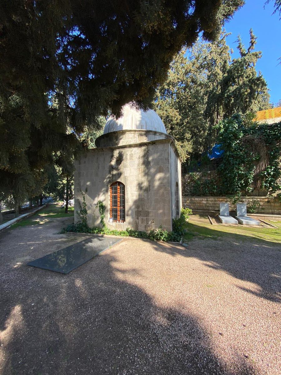 وعلى سبيل التذكير فان الضريح في المختارة والدار نفسها في حالة إقفال تام في مناسبة السادس  عشر من آذار  وذلك حرصا على السلامة العامة في هذه الظروف الخطيرة للغاية .سيبقى معنا كمال جنبلاط ملهما  ومعلما وأفضل وسيلة لتكريمه هي في العودة إلى تراثه وفكره ونضاله