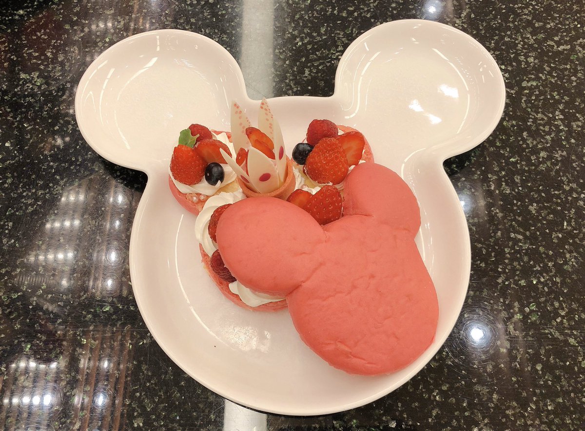 manamimimi_D's tweet photo. 久々の舞浜。軽い気持ちで並んだらめっちゃ人いてびっくりした。ベリミニ可愛いね🎀 https://t.co/JgCWoniIv6