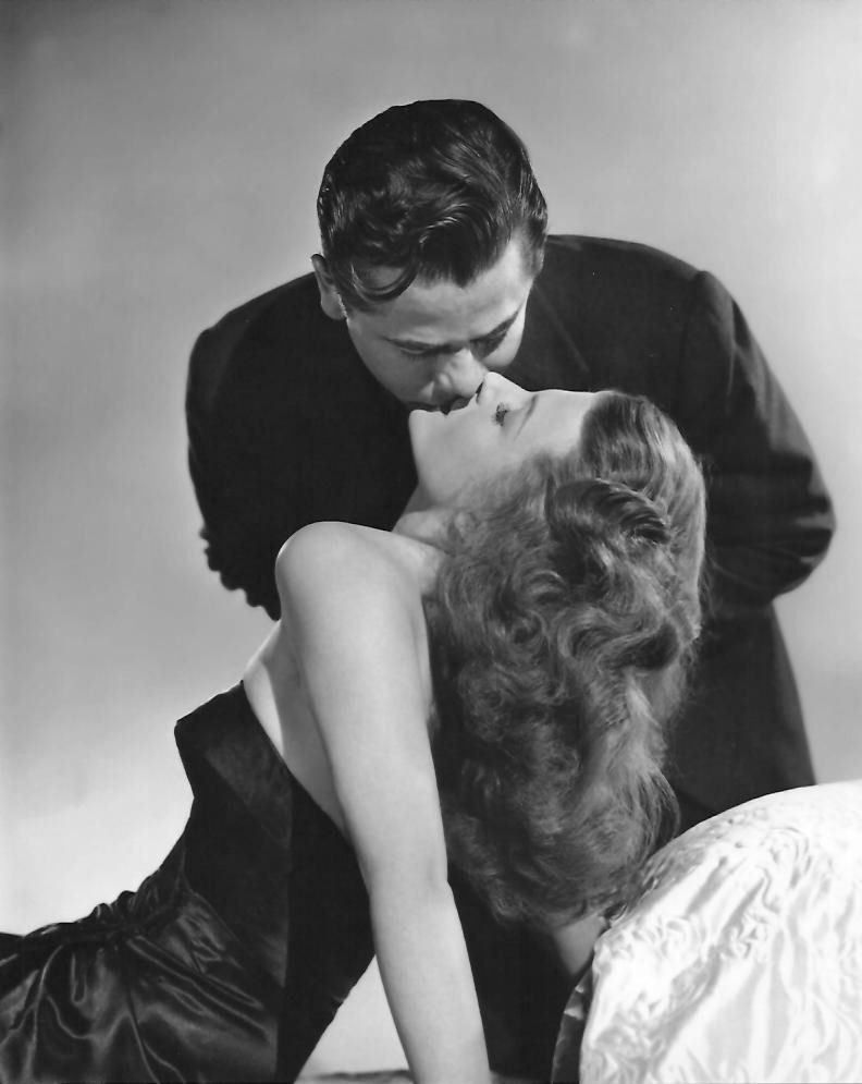 cinemathequefr's tweet photo. Parce qu’on est pas du genre à se laisser abattre, et que les distances de sécurité n’ont pas lieu d’être sur internet : un baiser par jour, sur ce fil.

Rita Hayworth et Glenn Ford (Gilda).
Jour 1.

On vous embrasse. https://t.co/9ZI6a3MPdE