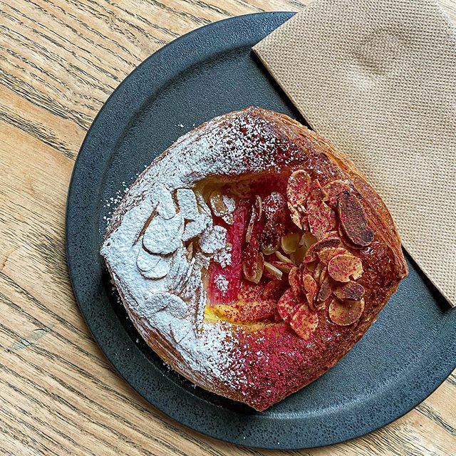 TimPatten2's tweet image. Flakey, buttery and crisp! The seasonal sweet Danish pastry from @pollenbakery 
Tangy and tart rhubarb meets the creamy custardy centre, topped with toasted slithers of almond! 😍😍
.
.
.
.
.
.
.
.
.
.
.
.
.
#danish #danishpastry #rhubarb #pastry #poll… ift.tt/2WdZT8Y