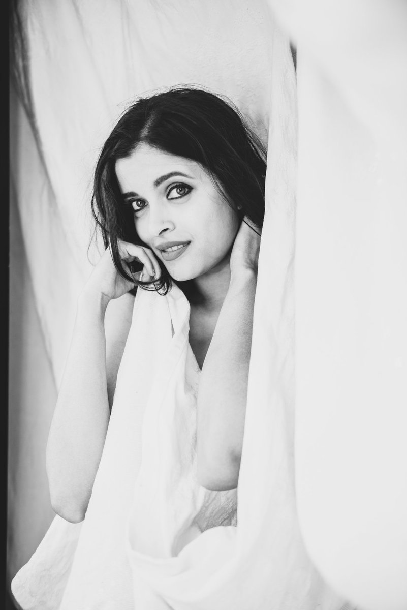 That kinda day when I am caught between 'too glam to cancel them Saturday night plans' and 'just wanna curl up and vegetate' 😌
#tooglamtogiveadamn #toolazytogetup #blackandwhite  #portrait #potd #saturdayvibes #saturday #saturdaynight #imtoooldforthisshit #aisakaisechalegadidi