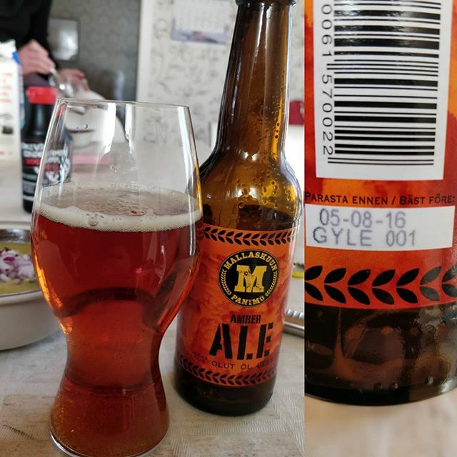 Lähes neljä vuotta sitten valmistui ensimmäinen erä olutta Mallaskuun Panimolta ja tässä yksi niistä pulloista. Pullotettu 5.4.2016. Neljän vuoden kellarikypsytys pyöristää amberia mukavasti. #mallaskuu #amberale #pienpanimo #olut ift.tt/2Qdypfy