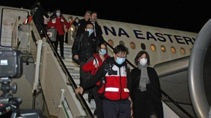 ElNacionalWeb's tweet photo. #ENMundo Equipo médico de China llega a Italia con insumos para combatir el coronavirus https://t.co/m2wlL344Hm https://t.co/pyZKlqbjxP