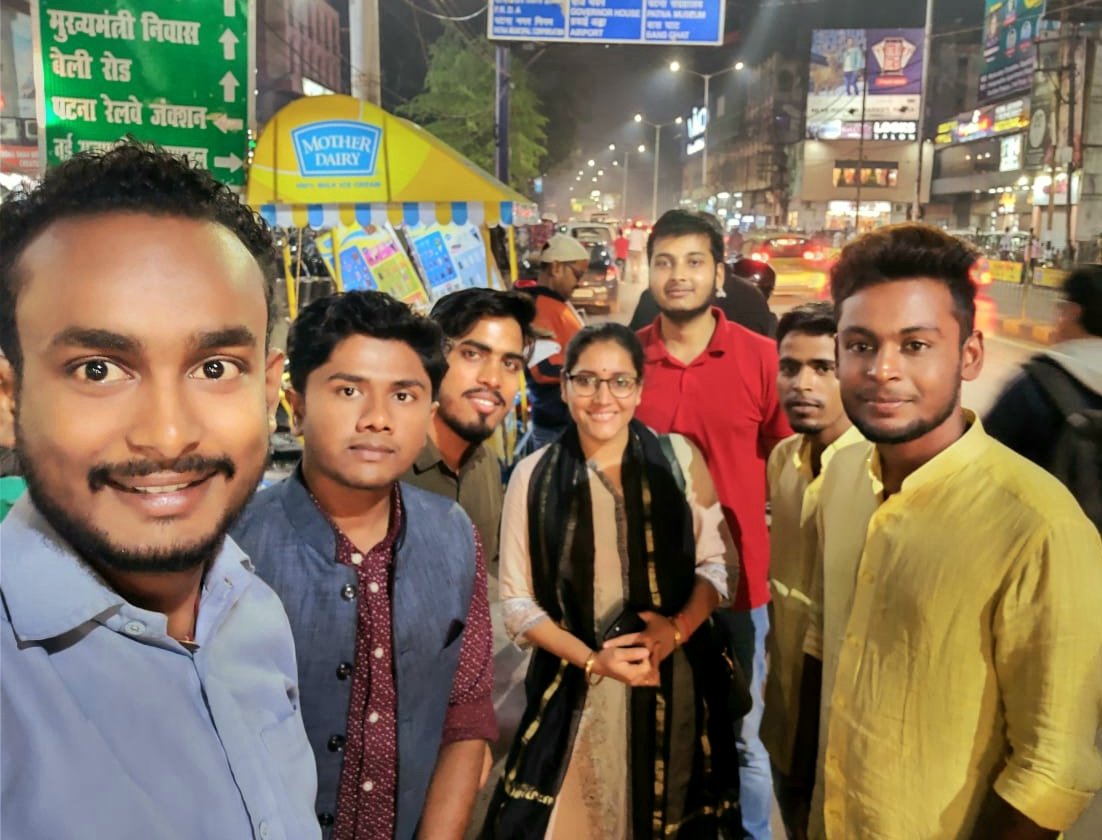 theRajaRavi's tweet photo. सुविख्यात चुनावी रणनीतिकार एवं लेखिका @Shubhrastha दी के साथ वर्तमान राजनीति में युवाओं की भूमिका एवं बिहार में शिक्षा को सुदृढ़ करने के लिए अपने स्तर से किए जाने वाले प्रयासों पर चर्चा हुई। @RavishRock_ @Kinshujee @ayush_shuklassm @activistshashi @shashikantk315 https://t.co/hYt3kfbTB2
