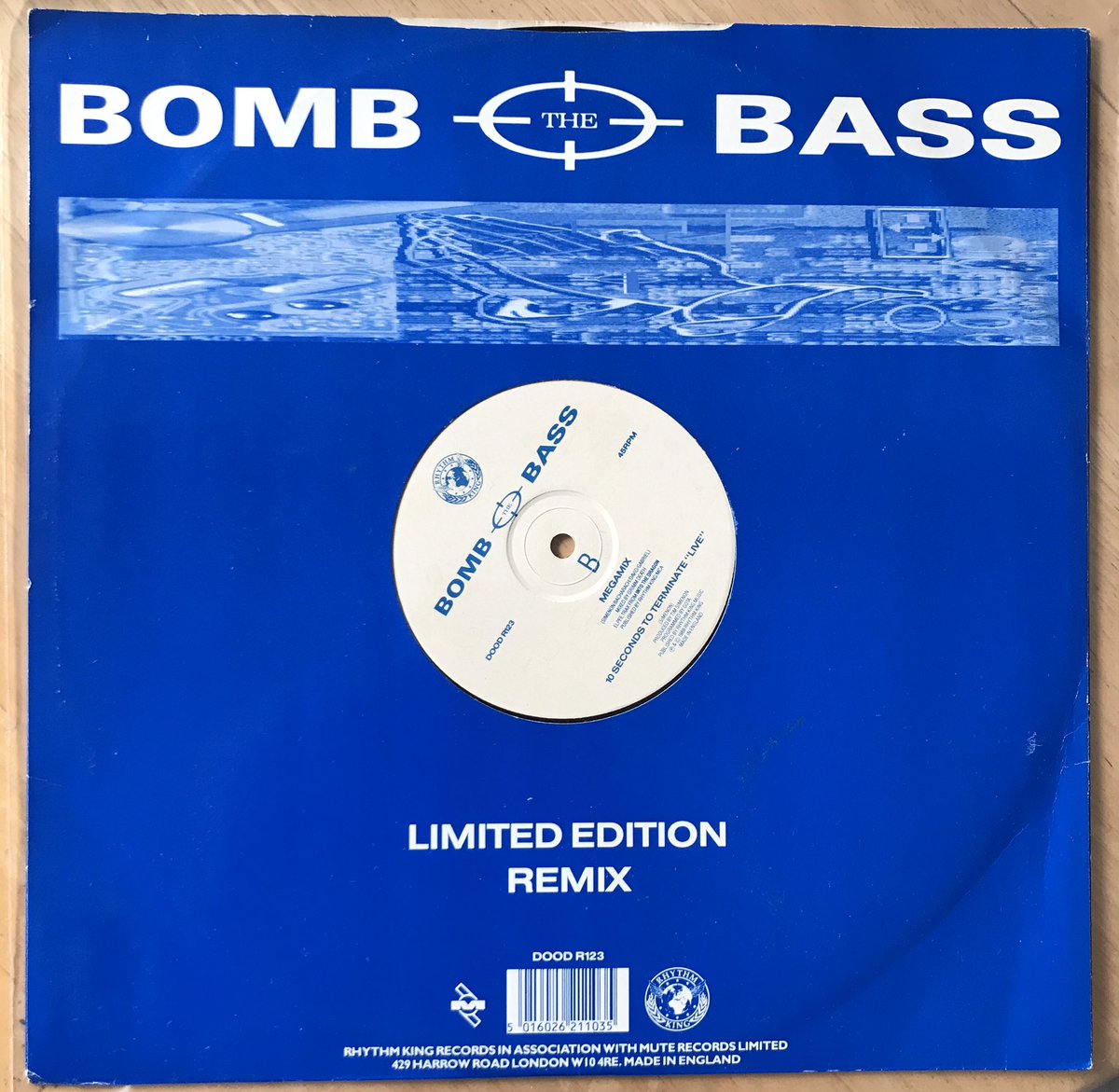 Poplifer73's tweet image. 🚨LIMITED EDITION REMIX🚨
Bomb The Bass “Say A Little Prayer” featuring Maureen.
1988 Rhythm King Records.
#BombTheBass #TimSimenon #Maureen #MaureenWalsh #LimitedEditionVinyl #RecordCollection #RhythmKingRecords #VinylFind
